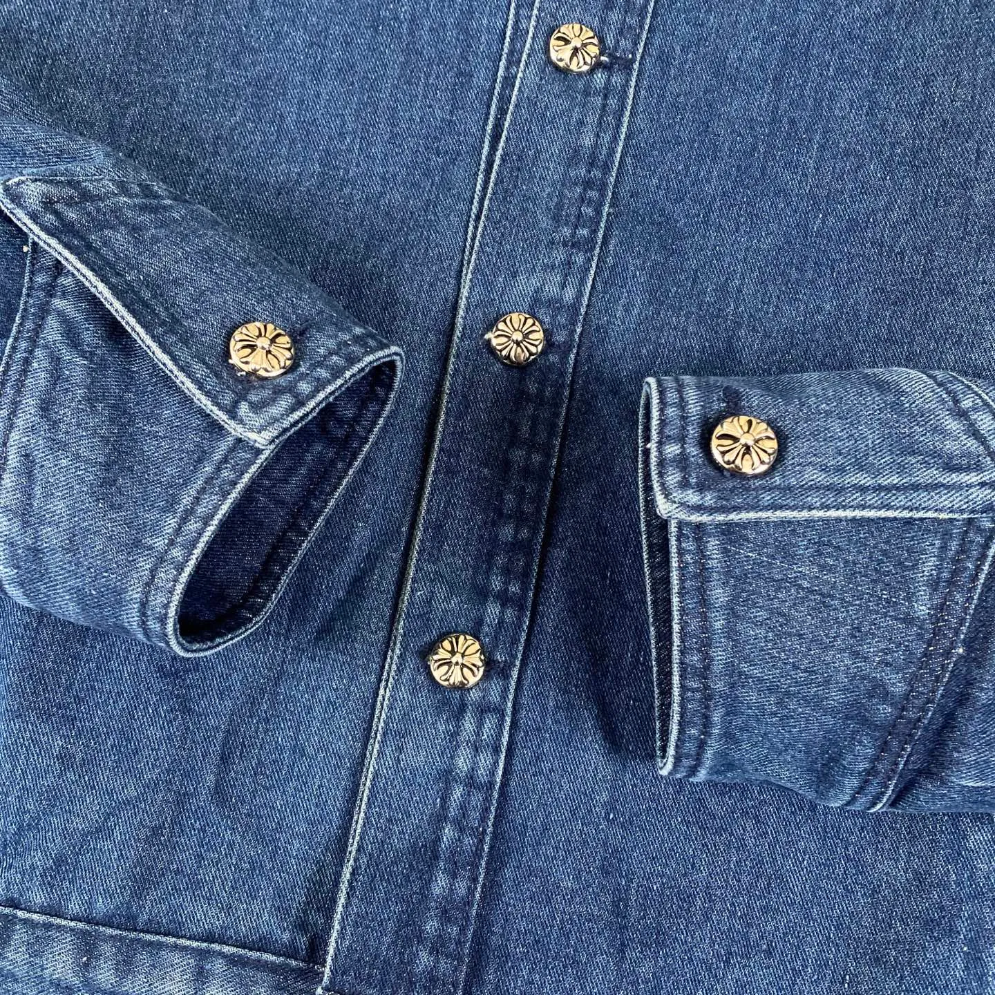 🅿️360 Chromehearts Chromehearts Flame Arms Red Flame Spliced ​​Leather Vine Denim Jacket, the same style as the star, multi-material leather cross, leather embroidery denim jacket, cabinet price N➕ level, patchwork cross flower embellishment, washed denim! !   Absolutely high-end luxury products, 2W-level god-level single products, super popular products, made by top heavy industry, a magic weapon that cannot be missed to hit the streets!  Color: washed blue Size: M-XL